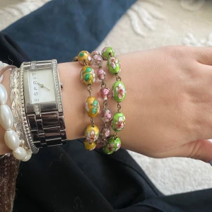 Vintage Färgglatt armband med blommönster - Vintage armband som är oanvänd, om ni har frågor är det bara att ställa!!