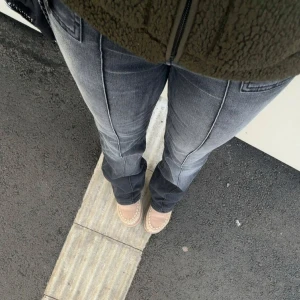 Lågmidjade jeans - Säljer mina snygga lågmidjade jeans utan bakfickor från h&m i väldigt bra skick!💞 färgen skiftar mellan svart och grå. Storlek 36 men jeansen är ganska stretchiga så passar både S och M😊