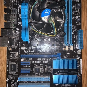 ASUS P8H61 PRO moderkort med Processor - Säljer ett ASUS P8H61 PRO moderkort med installerad processor. Moderkortet har blå och svarta detaljer, flera PCIe-platser, USB 3.0, 8-kanals ljud och stöd för DDR3-minnen. Perfekt för dig som bygger eller uppgraderar din stationära dator.  Pris 800kr 