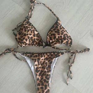 Leopardmönstrad bikini med knyt - En jättefin leopard bikini köptes i för stor storlek, den är i storlek S och aldrig använd endast testad men den är såklart tvättad.❣️