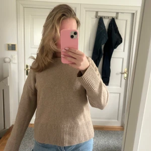 Beige stickad tröja från &OtherStories  - Säljer en beige stickad tröja från &other stories. Perfekt basplagg för garderoben! Passar Xs och S🥰