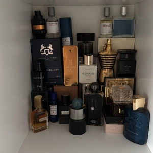 Intressekoll - Samling av exklusiva parfymer i olika flaskor och designer. Här finns bland annat Parfums de Marly, Jean Paul Gaultier Le Male, Dior Sauvage, Nishane och fler. Flera flaskor i glas med detaljer i guld, blått och svart. Lyxiga och unika dofter för parfymälskare.