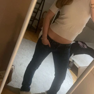 LTB lågmidjade jeans  - Säljer ett par mörkblå jeansbyxor från LTB med klassisk femficksdesign och raka ben. Jeansen har snygga kontrastsömmar och normal passform. Perfekta till många olika stilar och enkla att matcha med olika toppar. LTB valerie Jeans size 29W/34L