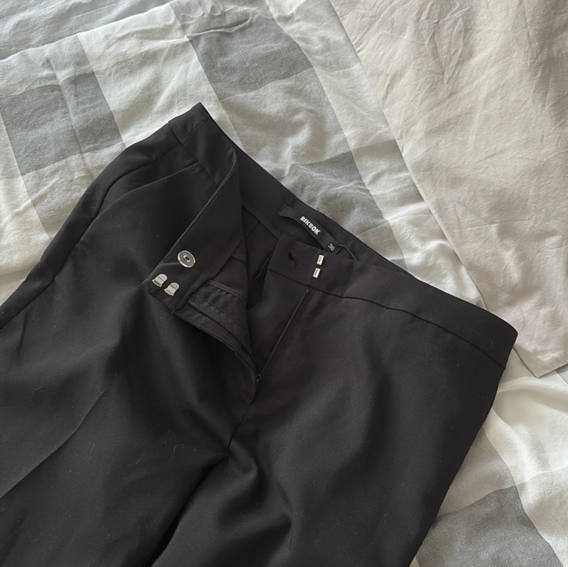 Svarta kostymbyxor från BikBok - 2
