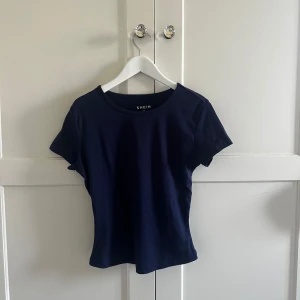 Mörkblå t-shirt från Shein - Säljer en enkel och stilren mörkblå t-shirt från Shein. Den har en rund hals och korta ärmar, perfekt för en avslappnad look. Passar bra till både jeans och kjol.