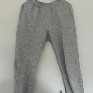 Grå mjukisbyxor - Säljer ett par grå mjukisbyxor med elastisk midja och sidfickor. Från Gina Tricot. Fint skick. Storlek S. 50kr