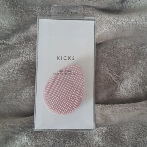 KICKS silikonrengöringsborste - Säljer en rosa silikon cleansing brush från KICKS. Borsten har små mjuka piggar och är perfekt för att rengöra ansiktet på djupet. Enkel att använda med bara vatten eller en cleanser. Kommer i originalförpackning. Helt oanvänd!💞