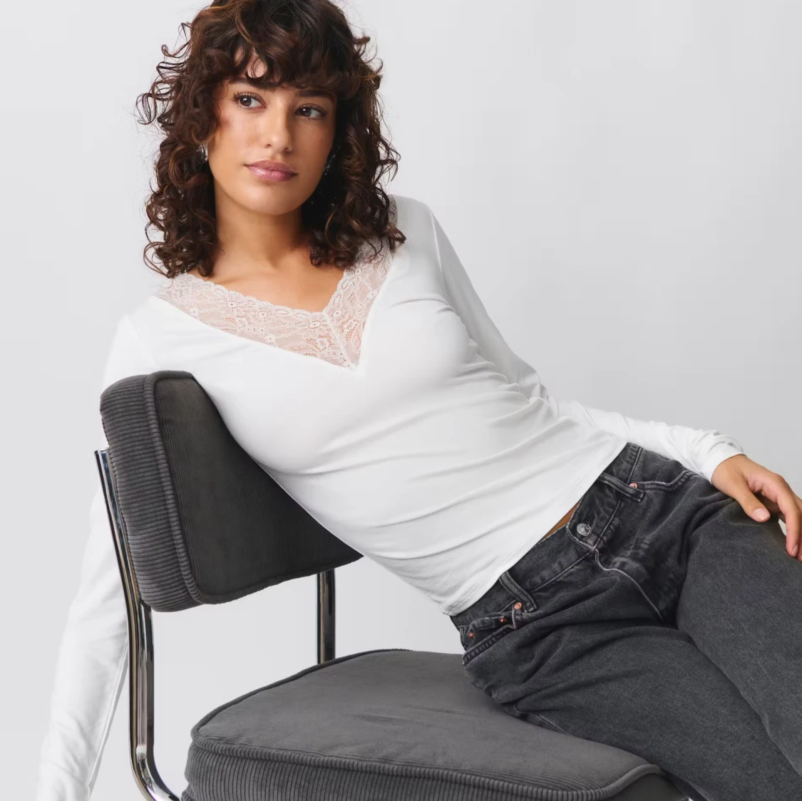 Vit långärmad topp med spetsdetalj - 1