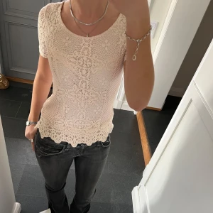 Rosa spetstopp  - Kortärmad rosa spetströja från Cream i storlek XS, skulle säga att den även passar S. Fint skick. Använd gärna köp nu!
