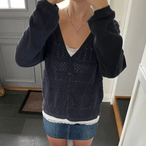 Blå stickad kofta  - Mörkblå stickad kofta från Fatface i fint skick. Står storlek 16 men skulle säga S/M. Använd gärna köp nu!