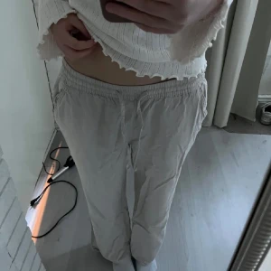 Beige linnebyxor - Säljer ett par beiga linnebyxor från lager 157 med fickor framme och 1 bak. Använda 2 gånger 