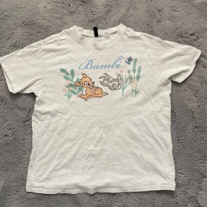 Vit Bambi t-shirt - Säljer en söt vit t-shirt med Bambi-tryck. Perfekt för sommaren men också annat 😻😻 