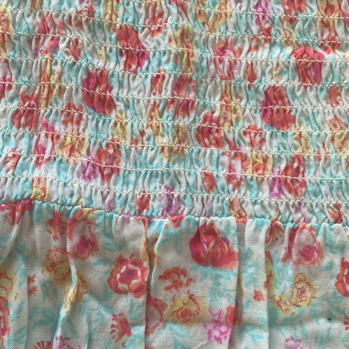 Blommig sommarklänning med smala axelband - 2