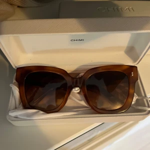 Chimi 08 - Chimi solglasögon i modellen i modellen 08 Färg havana 
