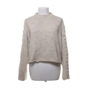 Beige stickad tröja med flätad detalj - Stickad tröja med skit coola flätade armar! Köpt på Sellpy men i bra skick.