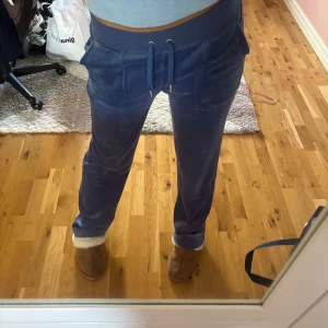 Juicy couture byxor  - Säljer ett par blå velourbyxor från Juicy Couture i färgen greyblue i xs. Använda några gånger men som nya lappen finns även.