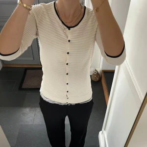 Vit stickad kofta  - Trekvartsärmad vit kofta från H&M i storlek S. Fint skick. Säljer en likadan i storlek M. Använd gärna köp nu!