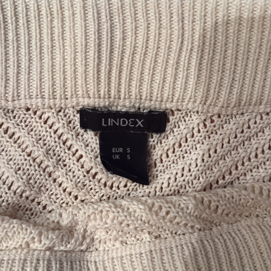 Beige stickad långkjol med slits - 2