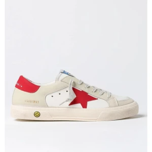 Golden Goose sneakers med röd detalj - Intressekoll på mina Golden Goose sneakers i vitt skinn med grå mockadetaljer och stjärna på sidan. Oanvända, och kommer med originalpåsen. Kommer inte till användning då det inte riktigt är min stil längre. Skriv för egna bilder.