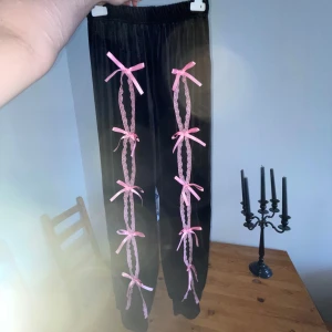 Svarta mjukis med rosetter - Det är med stor sorg som jag måste sälja dessa underbara mjukis byxor. Tyvärr så är dem för korta för mig. Har endast testat dem. Super söta med rosetter och mesh på framsidan och super sköna. 💕
