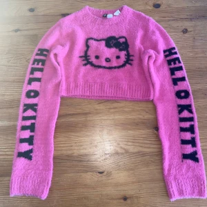 Hello kitty croptop - Säljer denna jättesöta hello kitty top från Hm. Har bara testat den och tyvärr måste jag sälja den då den inte kommer till användning. Någon enstaka tråd kan förekomma annars är den helt som ny. 💕