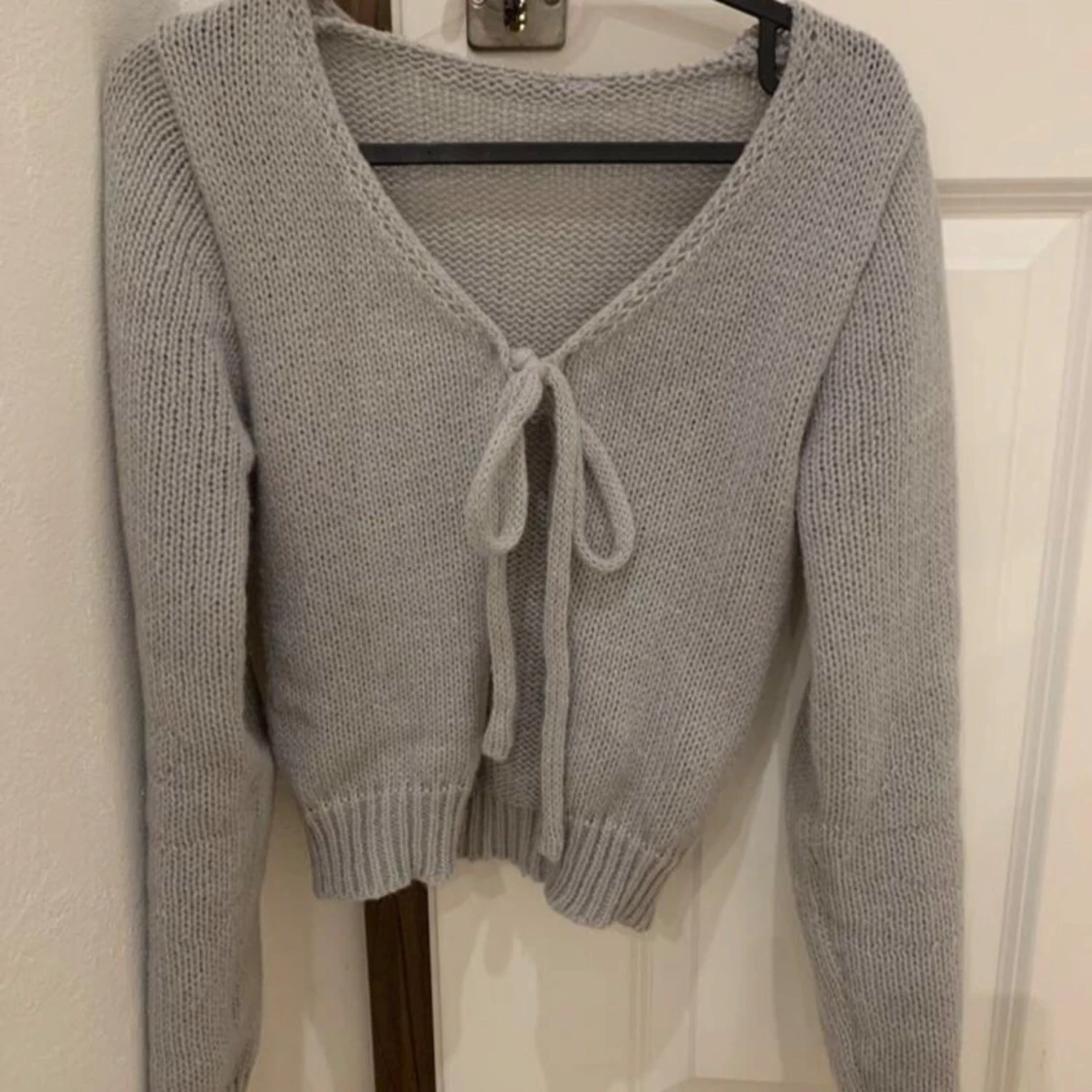 Grå stickad kofta med knyt - 2