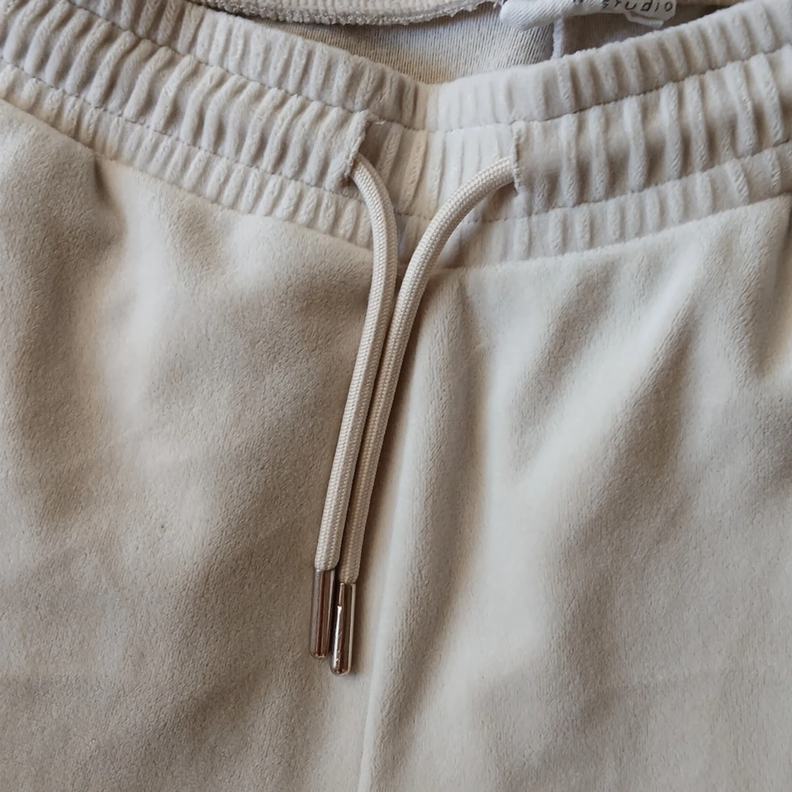 Beiga mjukisbyxor från Teen Studio - 1