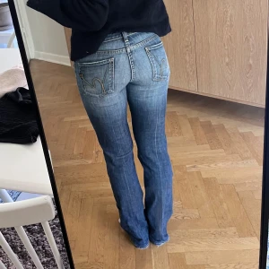 Lågmidjade bootcutjeans  - Lågmidjade bootcut jeans. Midjemått:37 cm rakt över. Innerbenslängd: 77 cm. Jag är 165 cm. Storlek:27 men passar en xs-s. 