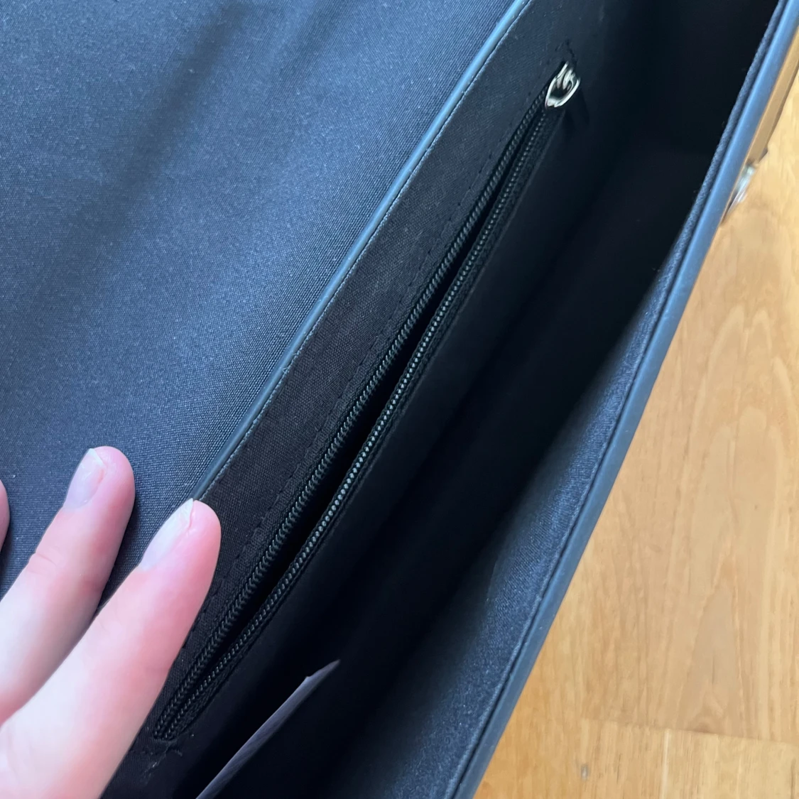 Svart axelväska i skinnlook - 4