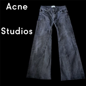 Flared Acne studios jeans - Ett par fina jeans från Acne Studios, de är svarta och har en utsvängd sillhouette. Storleken är 30, pris kan diskuteras