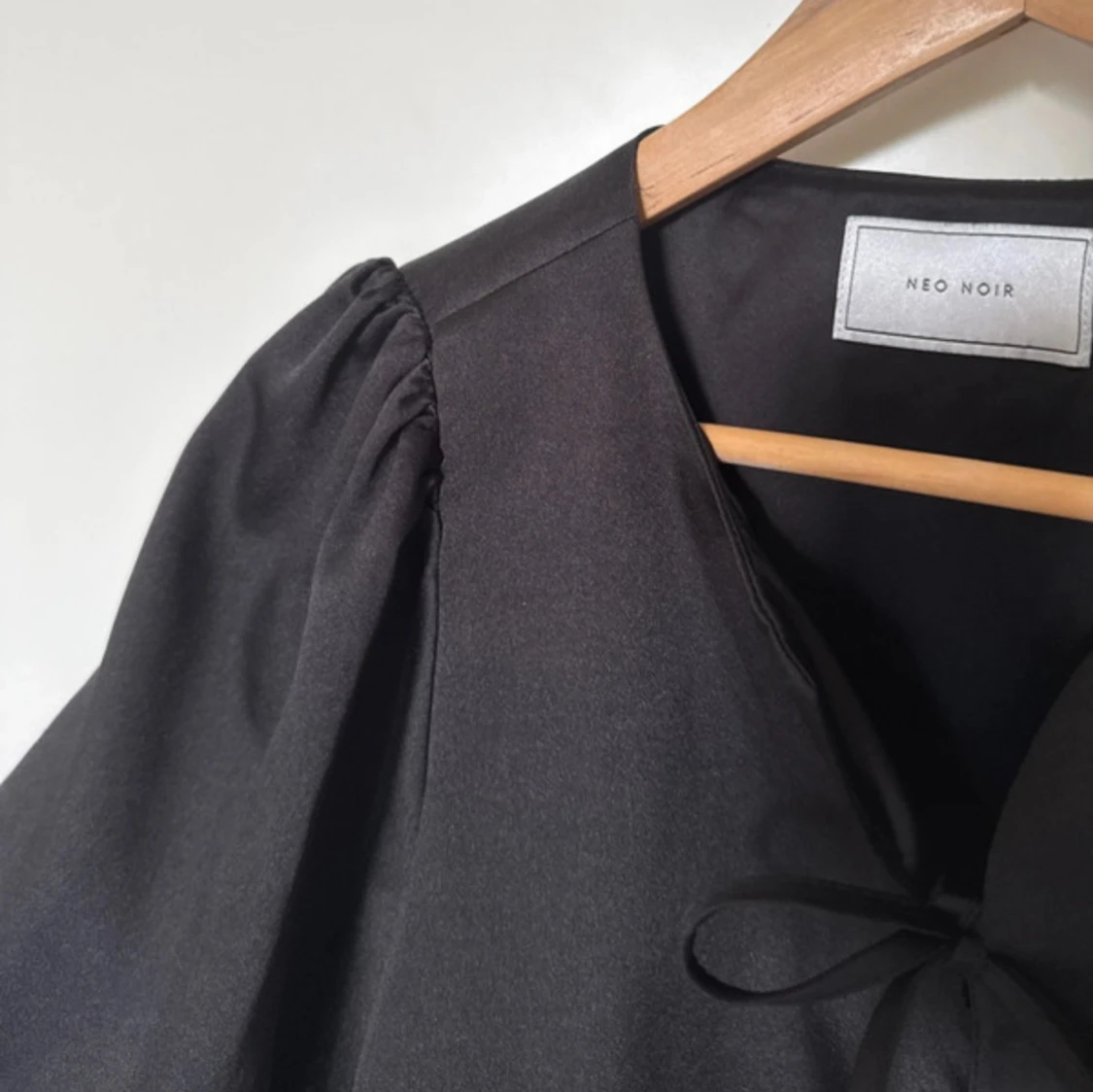 Svart blus med puffärm från Neo Noir - 2