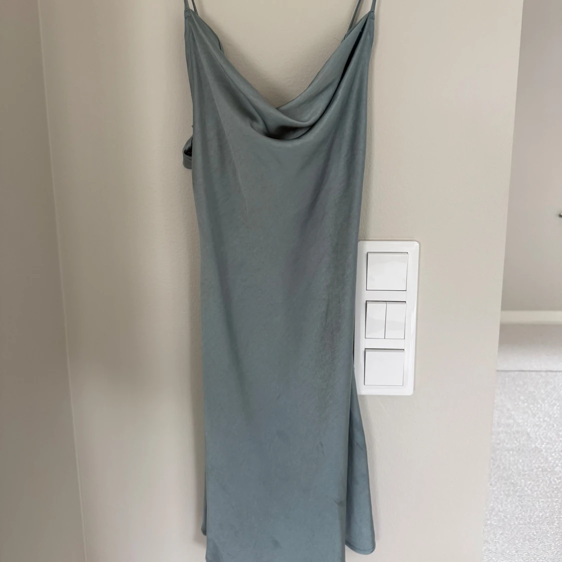 Ljusblå/grön satinklänning från Nelly - 2