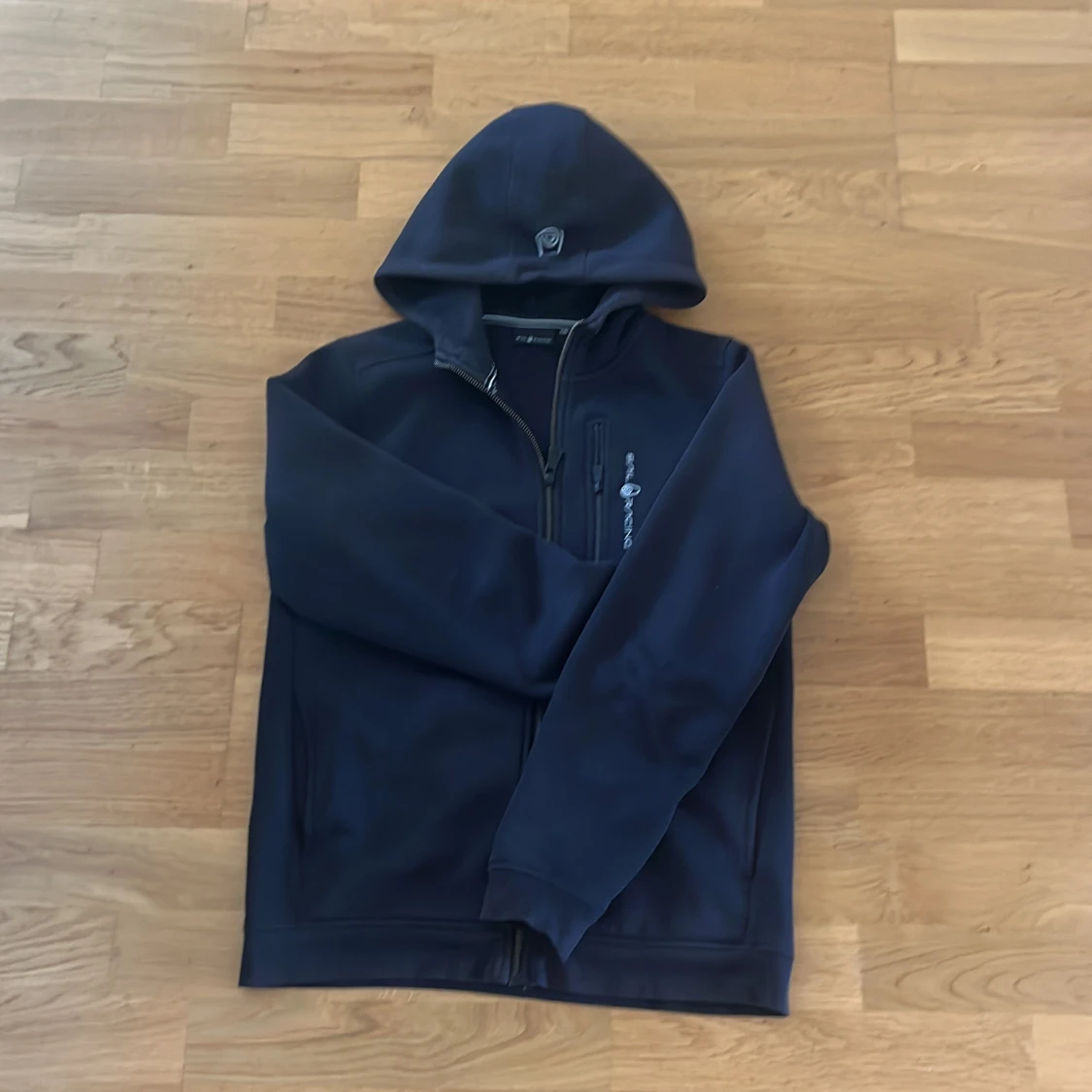 Svart hoodie från sail racing
