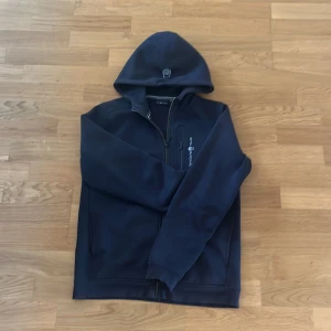 Svart hoodie från sail racing - Säljer en snygg zip tröja från sail racing. Den är i bra skick och har mycket liv kvar. Nypris 1000 mitt pris 300. Hör av er vid minsta fundering