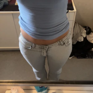 Gråa jeans - Säljer de här gråa jeansen. De är väl använda men har inga skador. De står att de är mid waist men ja tycker de sitter low. De är i storlek 27/32. Säljer vid lågt pris då ja jag använt de mycket. Köpte för 700kr