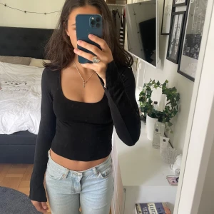 Svart croppad långärmad topp H&M - Svart croppad topp från H&M Divided med lång ärm och fyrkantig urringning. Sitter slim och har en enkel, stilren look som funkar till jeans eller kjol. Mjuk bomullskvalitet som är skön mot huden.