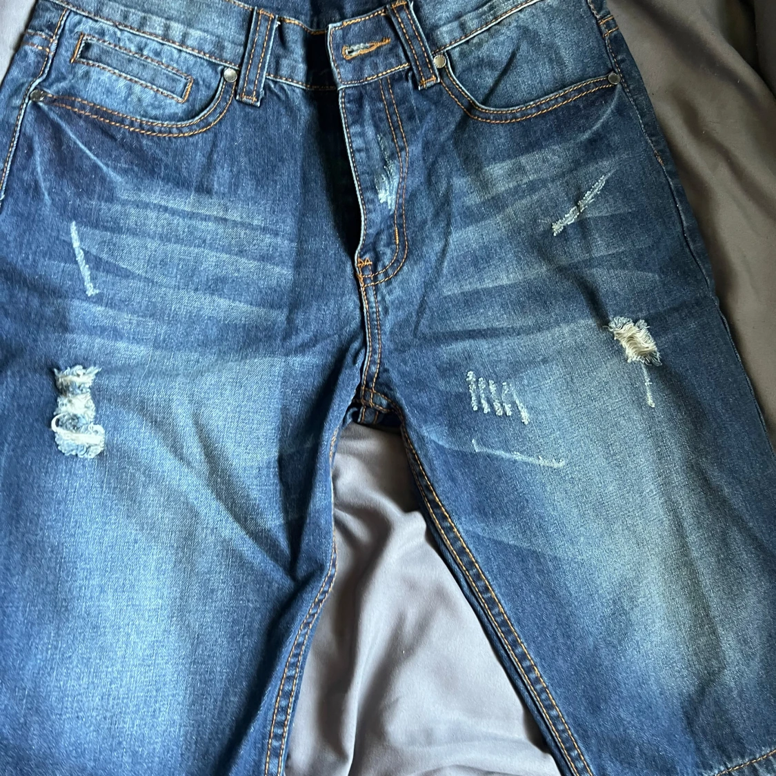 Blå slitna jeansshorts från MoKeNiu