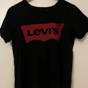Levi’s Tshirt - Svart tshirt från Levi’s med rött tryck på framsidan. Storlek S. Knappt använd och i bra skick💕 
