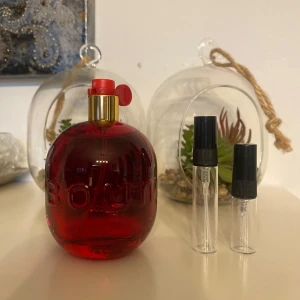 Boum Vanille sa Pomme d’Amour - Säljer samples i glasdecant till den som vill utforska nya dofter. 3ml 25kr, 5ml 35kr. Denna är en söt blandning av äpplen, apelsin, pralin, vanilj och musk.