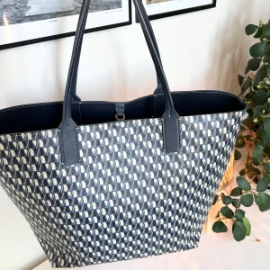 Mönstrad väska - Jättesnygg stor och rymlig väska i blått och vitt. Perfekt att packa i! 