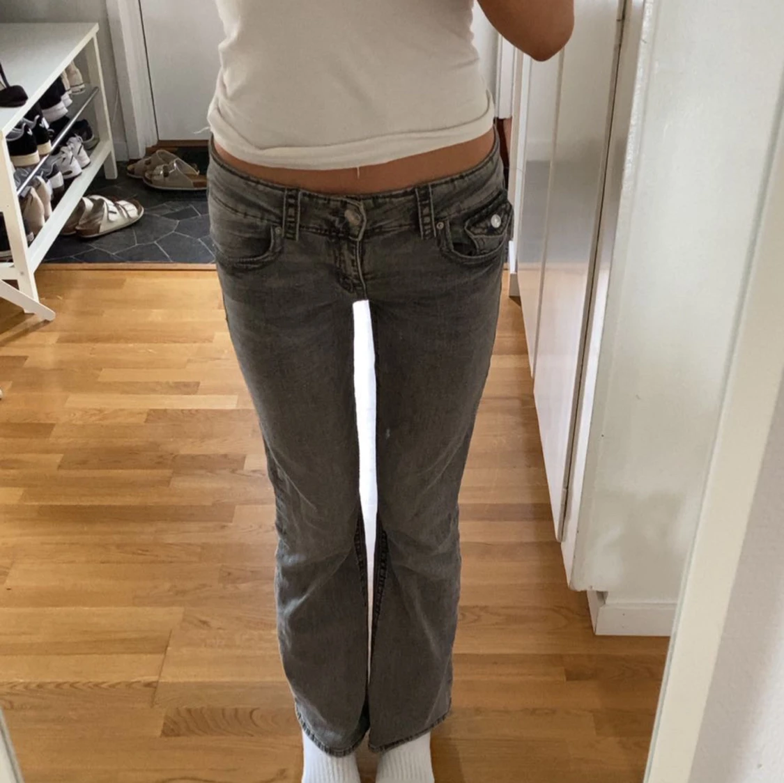 Grå bootcut jeans från Gina Tricot