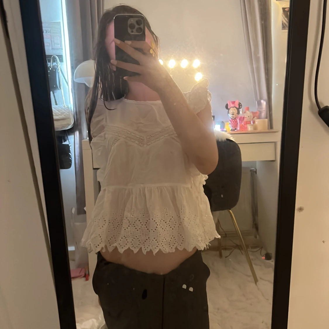 Vit blus med volang och broderi