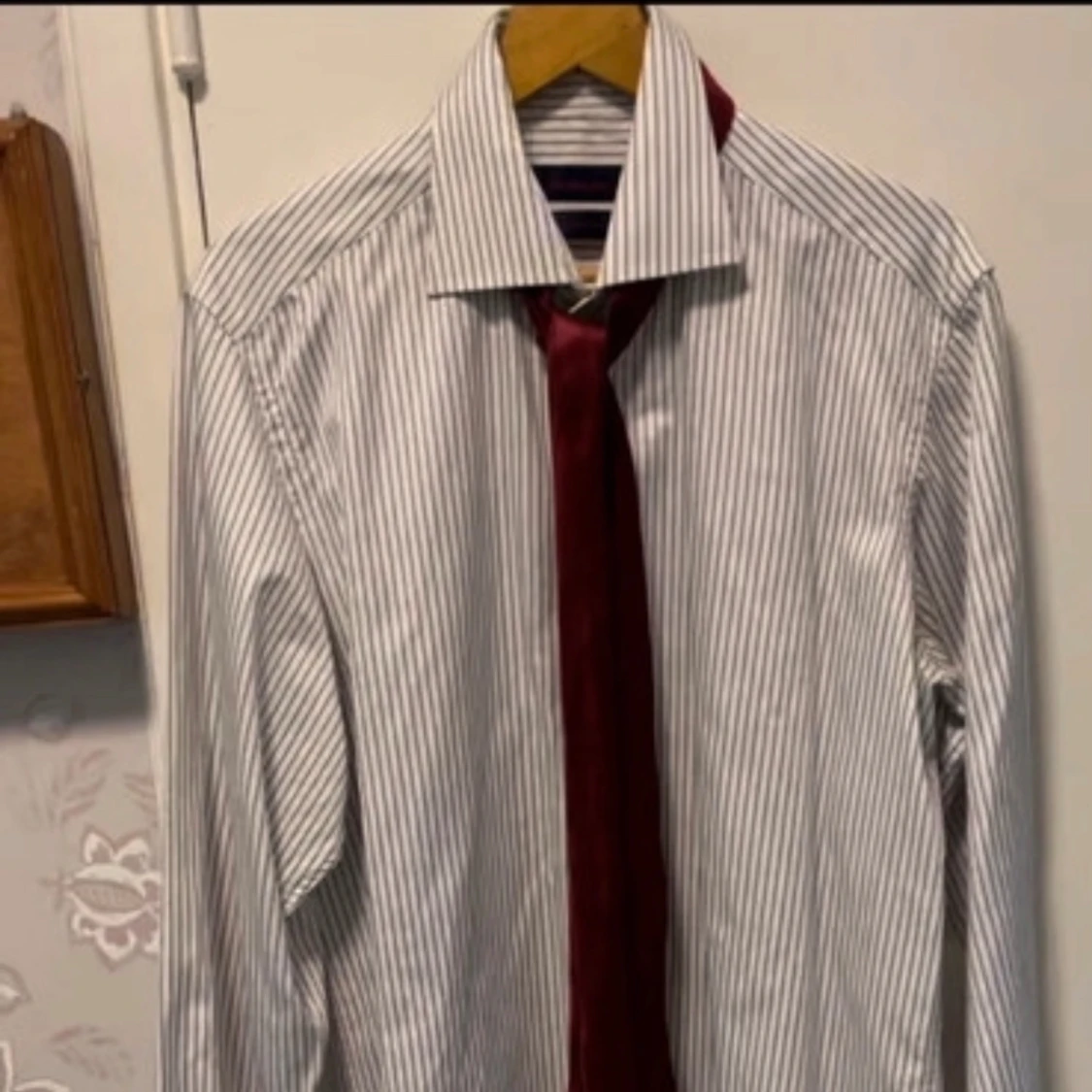 Kostym  och  vit skjorta med vita ränder  - 1