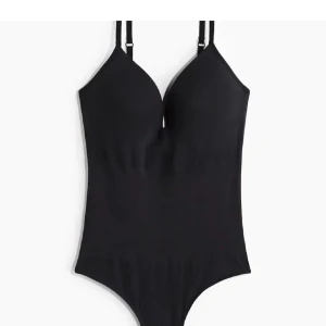 Populär body från h&m - Helt ny med prislapp kvar!! Slutsålt överallt!!! Storlek s, säljer vid bra bud 