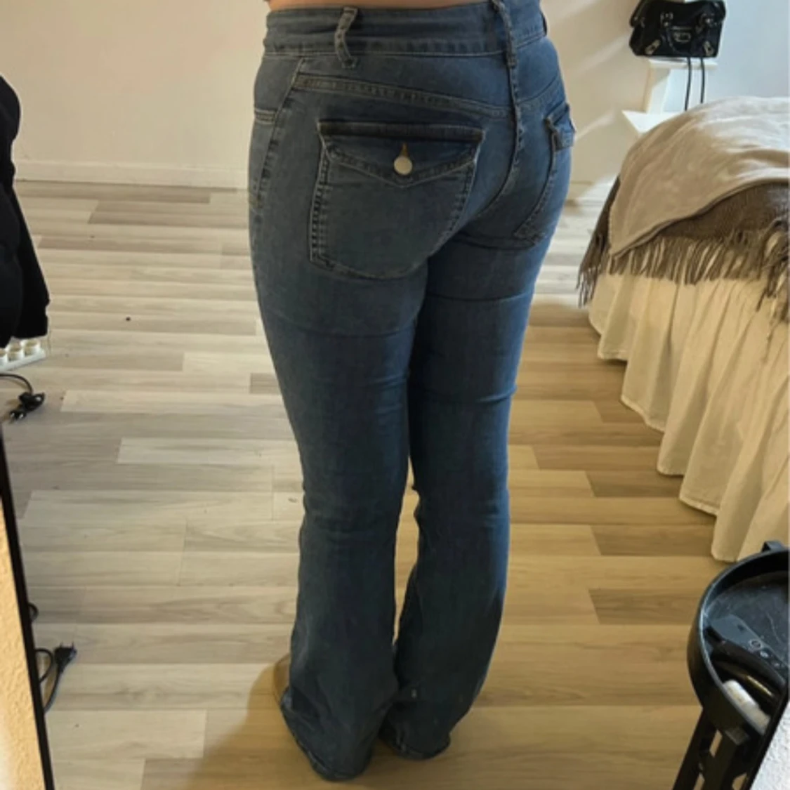 Blå bootcut jeans med fickdetalj - 1