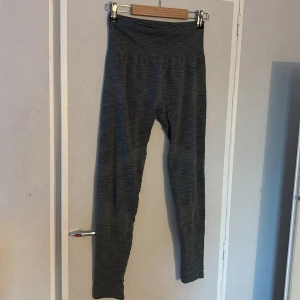 Mörkgrå träningsbyxor från Pierre Robert - Säljer ett par mörkgrå leggings från Pierre Robert i storlek S. De är tillverkade i en mjuk och stretchig mix av polyamid, polyester och elastan. Hög midja och åtsittande passform, perfekta för träning eller chill. Snygg melerad look och riktigt bekväma! Använda en del men inga skavanker eller liknande!🥰