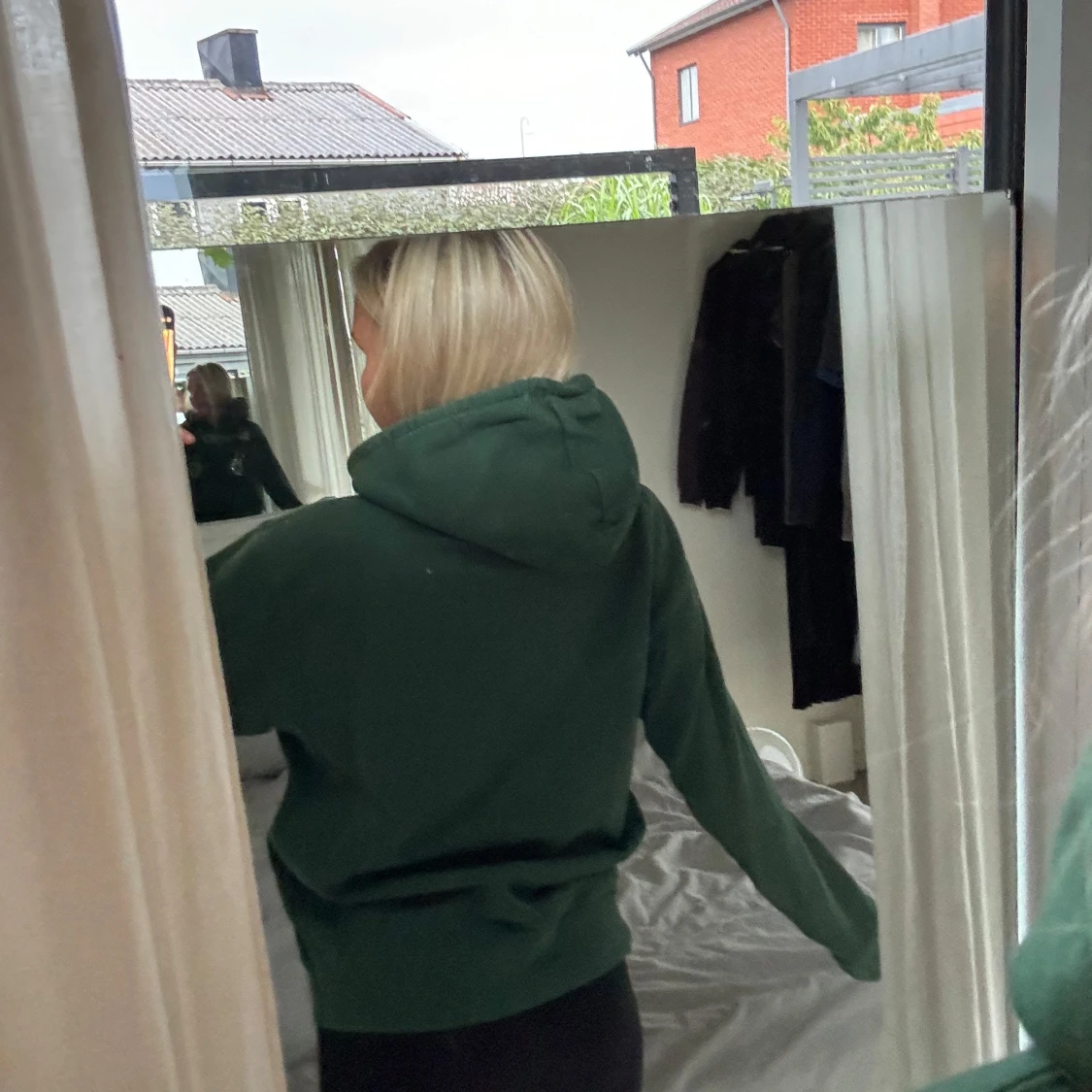 Mörkgrön hoodie med strass från Madebymoda - 2