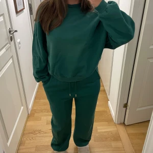 Mjukisset - Såå gosigt mjukisset från Nelly i strl XS 💌 I sin helhet tycker jag setet är i fint skick, bortsett från två små fläckar på tröjans framsida (se sista bilden) samt att tyget blivit något noppigt mellan låren.