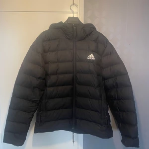 Adidas jacka  - Bra skick. Nypris ca 1200kr, pris kan diskuteras. Hör av er vid fler frågor o funderingar.