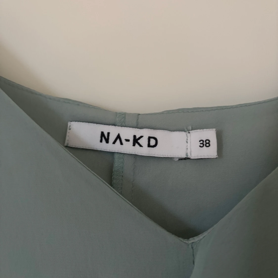 Ljusgrön långklänning från NA-KD - 1